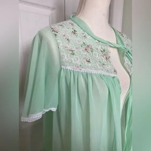 1960s Mint Vanilla Colored Floral Lace Night Gown / Robe - Picture 2 of 9